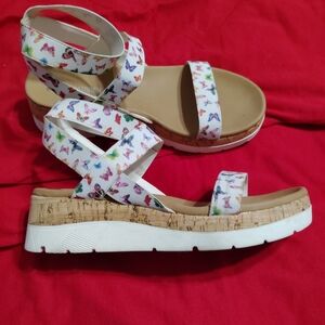 Steve Madden White and Tan Sandals with Chunky Platform